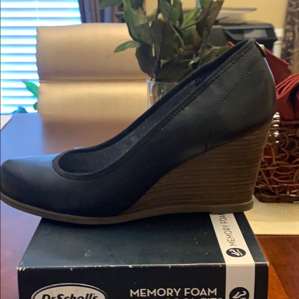 Black wedge shoes